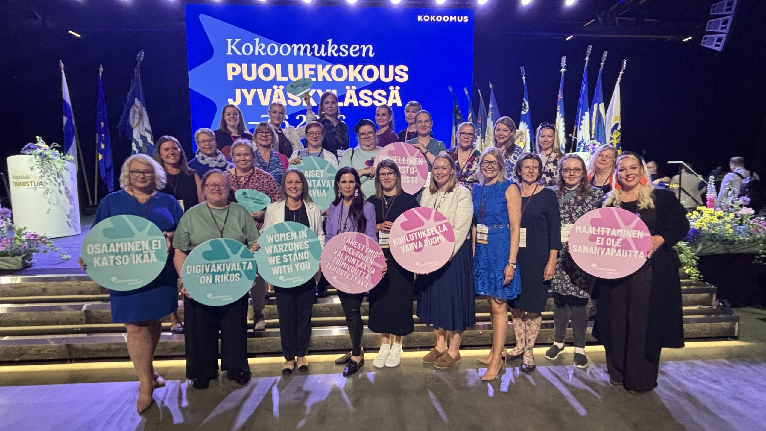 Pihla Keto-Huovinen: Kuplivaa energiaa ja painavia päätöksiä – Kokoomusnaiset näyttivät voimansa puoluekokouksessa!